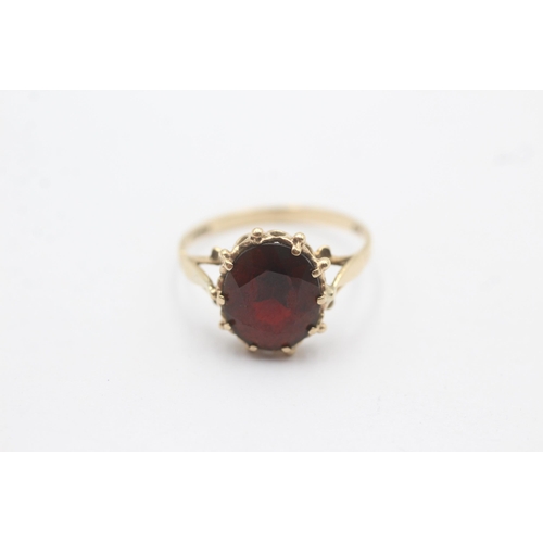 1083 - A 9ct gold garnet basket setting solitaire ring - approx. gross weight 2.4 grams