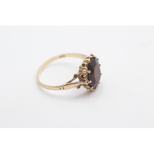 1083 - A 9ct gold garnet basket setting solitaire ring - approx. gross weight 2.4 grams