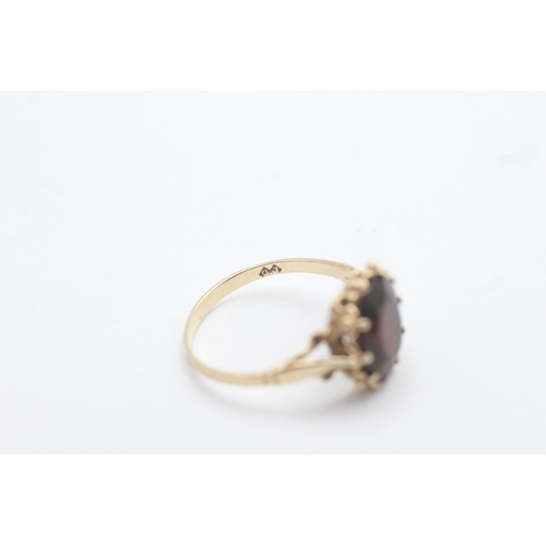 1083 - A 9ct gold garnet basket setting solitaire ring - approx. gross weight 2.4 grams