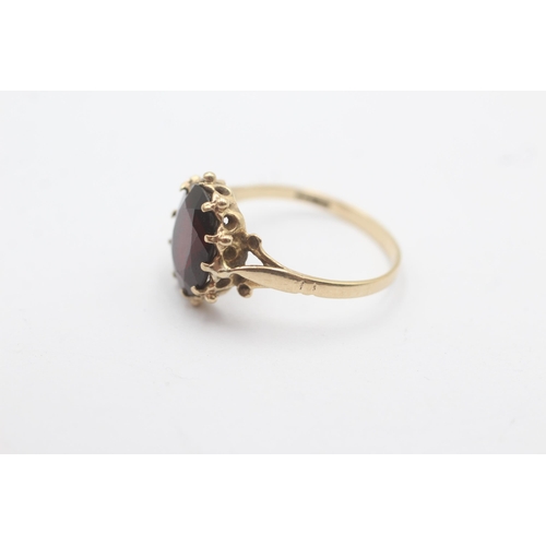 1083 - A 9ct gold garnet basket setting solitaire ring - approx. gross weight 2.4 grams