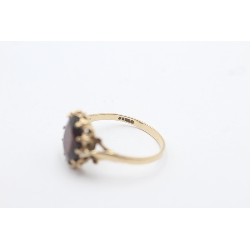 1083 - A 9ct gold garnet basket setting solitaire ring - approx. gross weight 2.4 grams