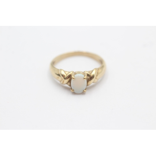 1084 - A 9ct gold opal solitaire ring - approx. gross weight 2.1 grams