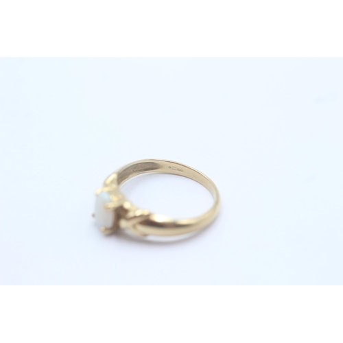 1084 - A 9ct gold opal solitaire ring - approx. gross weight 2.1 grams