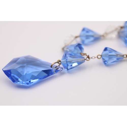 1086 - A 9ct gold blue and clear glass drop chain necklace - approx. gross weight 14.9 grams