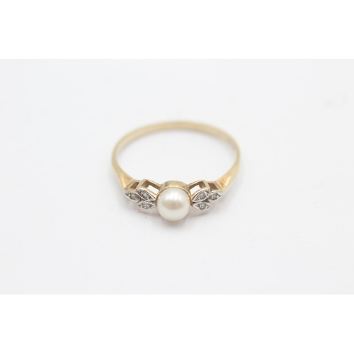 1089 - A 9ct gold diamond and cultured pearl shoulder set ring - approx. gross weight 1.4 grams