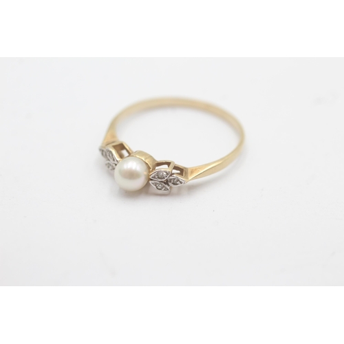 1089 - A 9ct gold diamond and cultured pearl shoulder set ring - approx. gross weight 1.4 grams