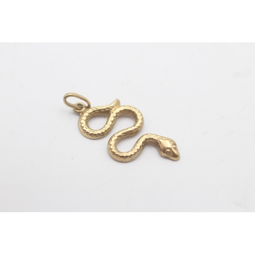 1090 - A 9ct gold textured snake pendant charm - approx. gross weight 0.3 grams