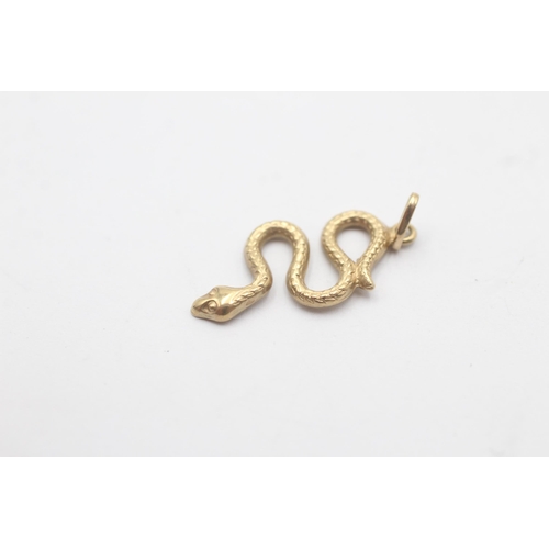 1090 - A 9ct gold textured snake pendant charm - approx. gross weight 0.3 grams