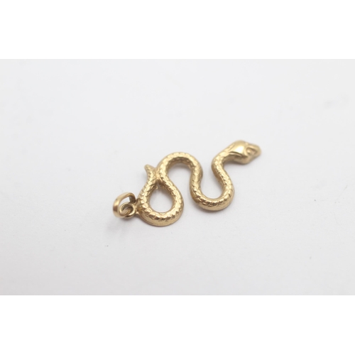 1090 - A 9ct gold textured snake pendant charm - approx. gross weight 0.3 grams