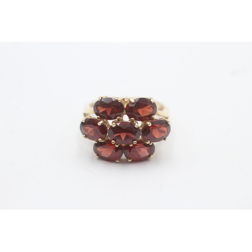 1103 - A 9ct gold garnet cluster ring - approx. gross weight 5 grams