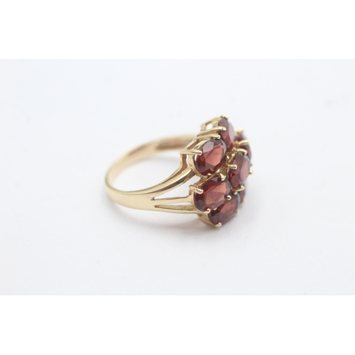 1103 - A 9ct gold garnet cluster ring - approx. gross weight 5 grams