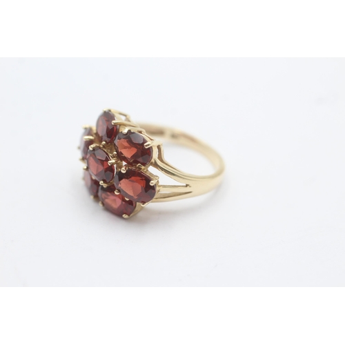 1103 - A 9ct gold garnet cluster ring - approx. gross weight 5 grams