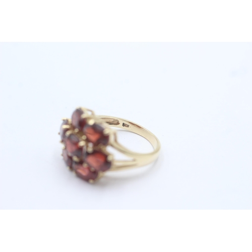 1103 - A 9ct gold garnet cluster ring - approx. gross weight 5 grams