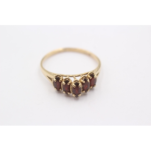 1112 - A 9ct gold marquise cut garnet five stone ring - approx. gross weight 2.8 grams