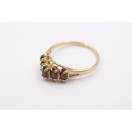 1112 - A 9ct gold marquise cut garnet five stone ring - approx. gross weight 2.8 grams