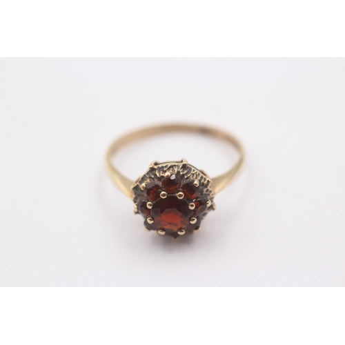 1119 - A 9ct gold garnet set cluster ring - approx. gross weight 2.6 grams