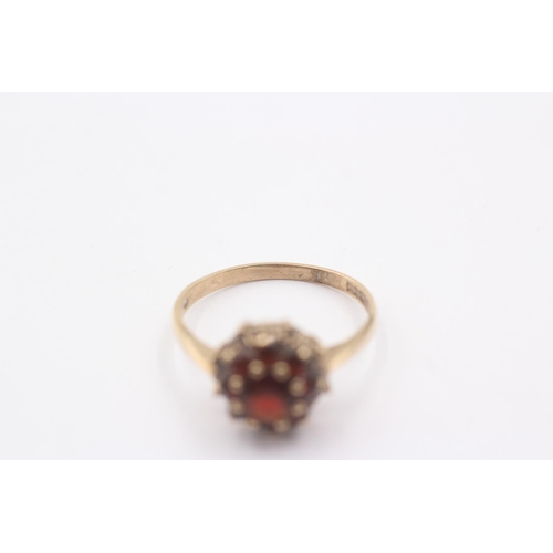 1119 - A 9ct gold garnet set cluster ring - approx. gross weight 2.6 grams