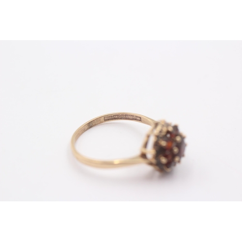 1119 - A 9ct gold garnet set cluster ring - approx. gross weight 2.6 grams