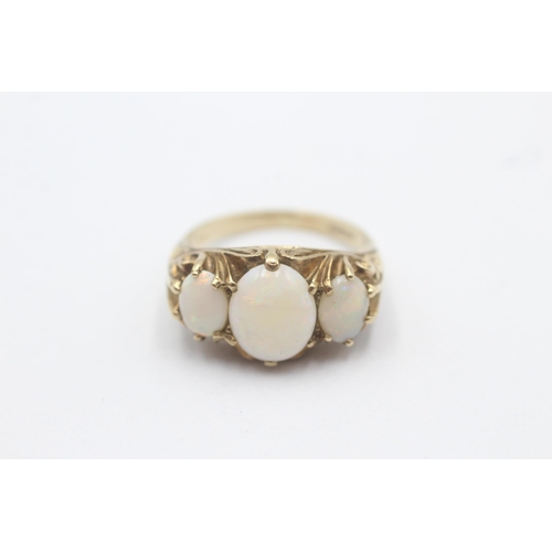 1122 - A 9ct gold opal trilogy ring - approx. gross weight 3.5 grams