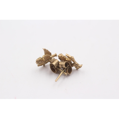 1135 - A pair of 9ct gold cherub stud earrings - approx. gross weight 1.6 grams