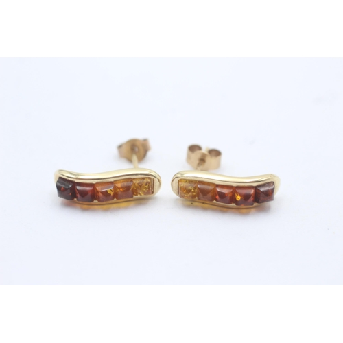 1140 - A pair of 9ct gold amber set stud earrings - approx. gross weight 3 grams