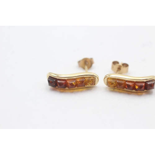 1140 - A pair of 9ct gold amber set stud earrings - approx. gross weight 3 grams