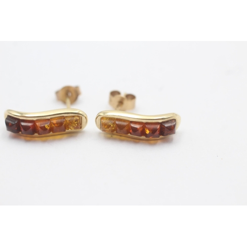 1140 - A pair of 9ct gold amber set stud earrings - approx. gross weight 3 grams