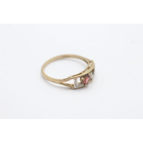 1147 - A 9ct gold garnet and diamond heart 'love' statement ring - approx. gross weight 1.6 grams