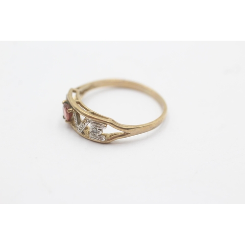 1147 - A 9ct gold garnet and diamond heart 'love' statement ring - approx. gross weight 1.6 grams