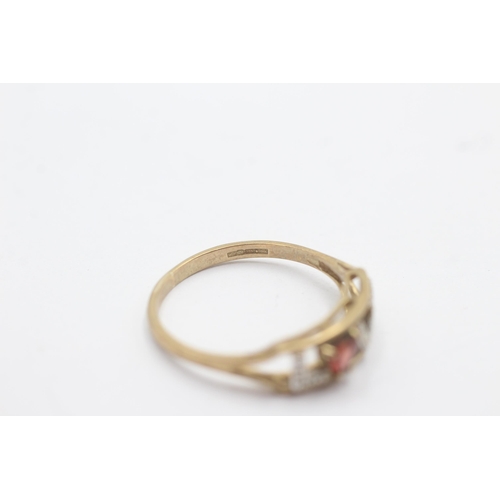 1147 - A 9ct gold garnet and diamond heart 'love' statement ring - approx. gross weight 1.6 grams