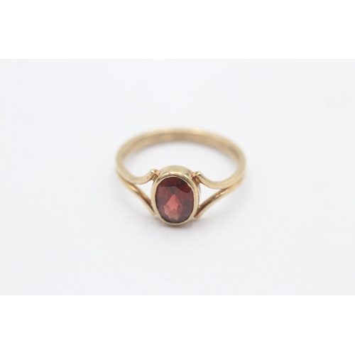 1150 - A 9ct gold oval garnet split shank solitaire ring - approx. gross weight 2.1 grams