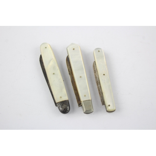 1331 - Three hallmarked sterling silver pocket knives with mother of pearl handles - approx. gross weight 5... 