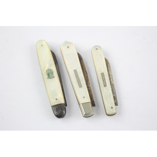 1331 - Three hallmarked sterling silver pocket knives with mother of pearl handles - approx. gross weight 5... 