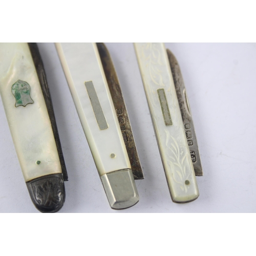 1331 - Three hallmarked sterling silver pocket knives with mother of pearl handles - approx. gross weight 5... 