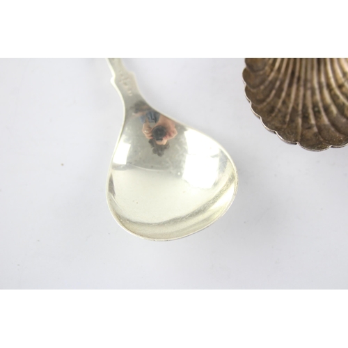 1359 - Two hallmarked sterling silver caddy spoons - approx. gross weight 38 grams