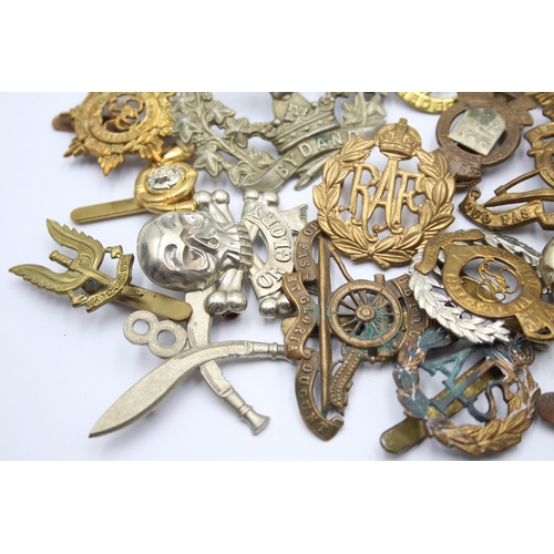 1381 - A collection of military cap badges to include Scottish, K.O.Y.L.I, R.A.F, SAS etc.