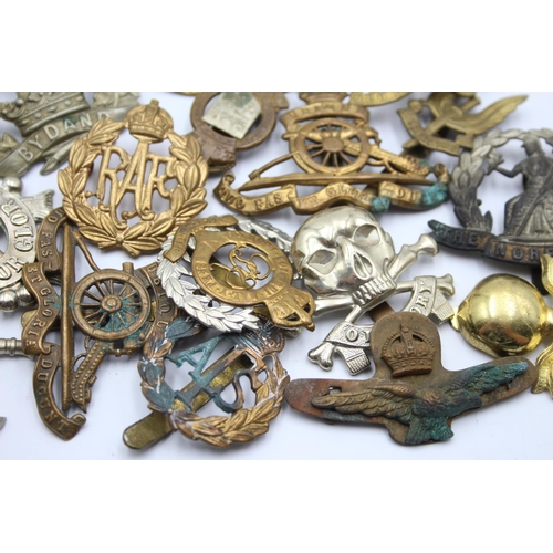 1381 - A collection of military cap badges to include Scottish, K.O.Y.L.I, R.A.F, SAS etc.