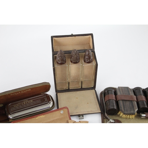 665 - A collection of vintage gent's grooming items