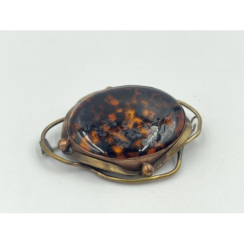 1188 - A Victorian yellow metal and etched enamel tortoise shell effect brooch - approx. gross weight 14.57... 