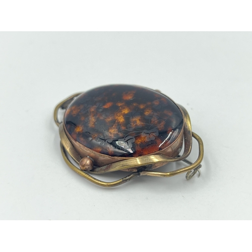 1188 - A Victorian yellow metal and etched enamel tortoise shell effect brooch - approx. gross weight 14.57... 