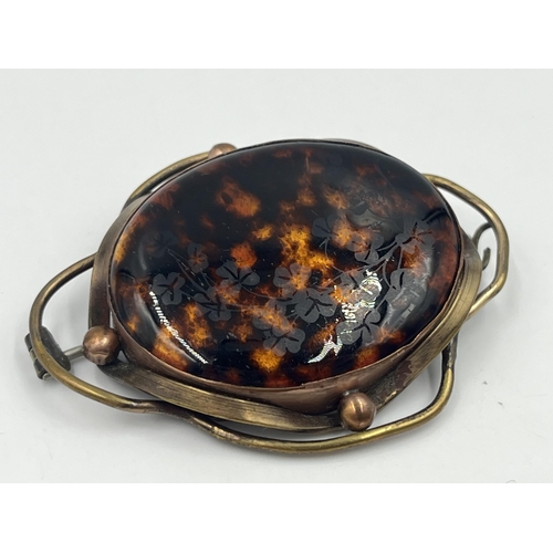 1188 - A Victorian yellow metal and etched enamel tortoise shell effect brooch - approx. gross weight 14.57... 