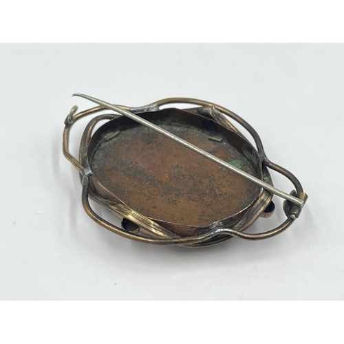 1188 - A Victorian yellow metal and etched enamel tortoise shell effect brooch - approx. gross weight 14.57... 