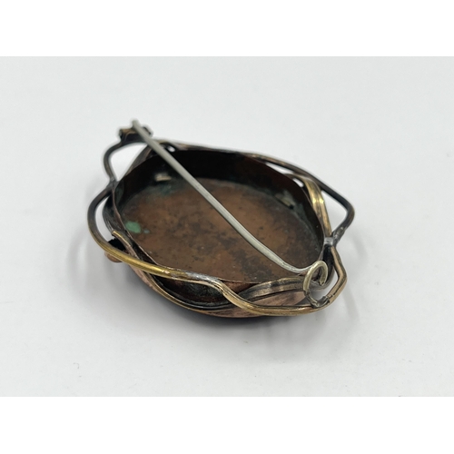 1188 - A Victorian yellow metal and etched enamel tortoise shell effect brooch - approx. gross weight 14.57... 