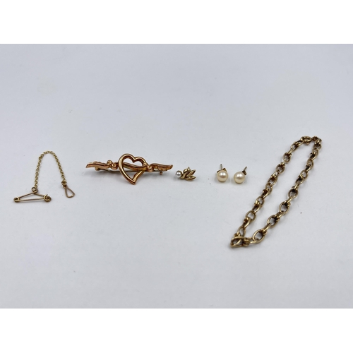 1190 - Five pieces of 9ct gold and yellow metal jewellery to include hallmarked 9ct gold bracelet - approx.... 