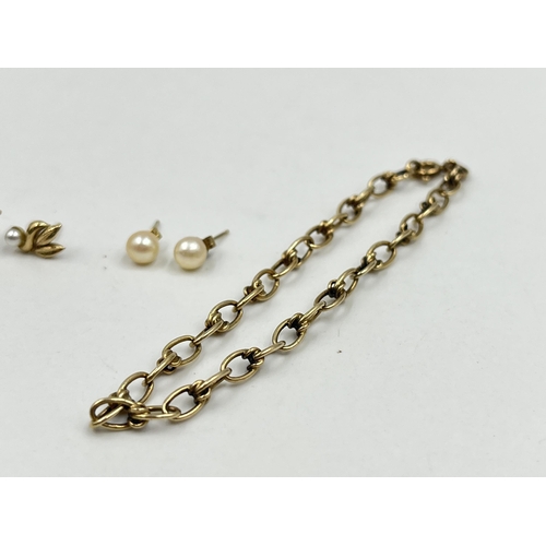 1190 - Five pieces of 9ct gold and yellow metal jewellery to include hallmarked 9ct gold bracelet - approx.... 