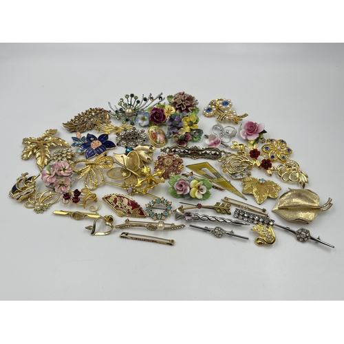 1192 - A collection of vintage brooches