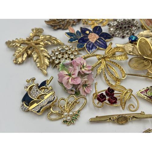 1192 - A collection of vintage brooches