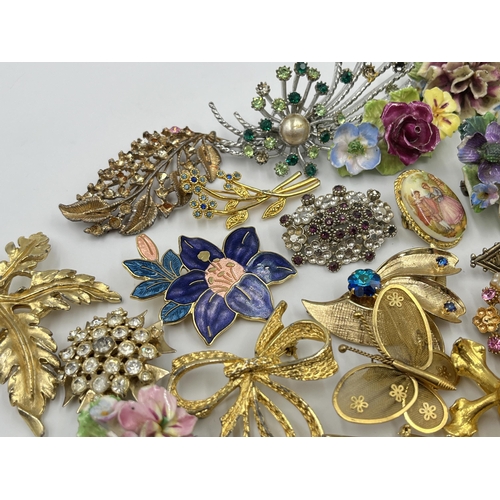 1192 - A collection of vintage brooches