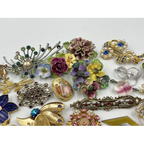 1192 - A collection of vintage brooches