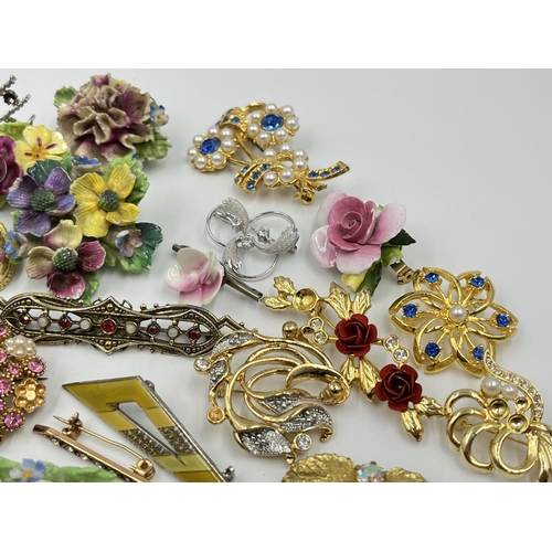 1192 - A collection of vintage brooches